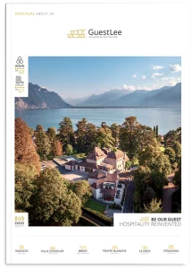 Couverture de brochure GuestLee avec vue aérienne d'une villa suisse de luxe au bord du lac et des montagnes, promouvant des locations exclusives en Suisse. | Location de luxe GuestLee Suisse