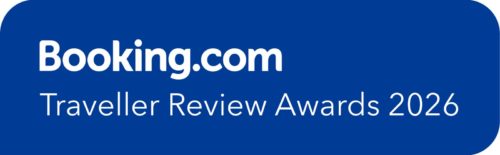 Texte blanc annonçant les Traveller Review Awards 2026 sur fond bleu, présentant les locations de luxe GuestLee à Genève, Verbier et dans les Alpes suisses. | Location de luxe GuestLee Suisse